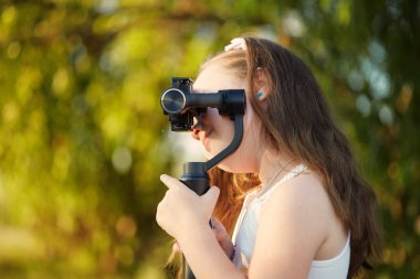 kız ile bir fotoğraf makinesi ve sabitleyici kaldırır
