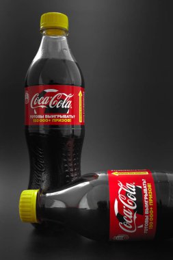 Gomel, Belarus - 8 Haziran 2018: Gazlı içecek Cola Zero siyah bir zemin üzerine