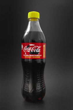 Gomel, Belarus - 8 Haziran 2018: Gazlı içecek Cola Zero siyah bir zemin üzerine