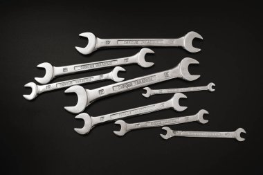 anahtar keçiboynuzu onarım ve siyah bir zemin üzerine.