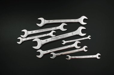 anahtar keçiboynuzu onarım ve siyah bir zemin üzerine.