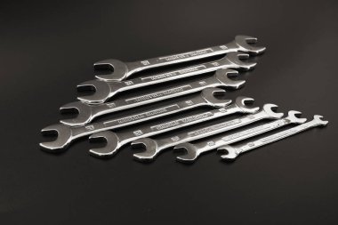 anahtar keçiboynuzu onarım ve siyah bir zemin üzerine.