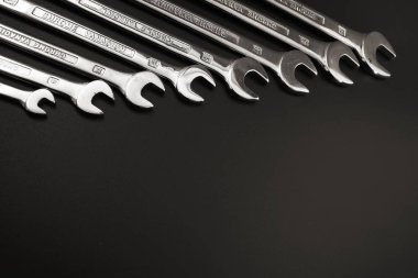 anahtar keçiboynuzu onarım ve siyah bir zemin üzerine.