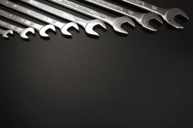 anahtar keçiboynuzu onarım ve siyah bir zemin üzerine.