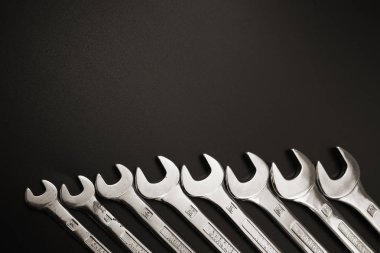 anahtar keçiboynuzu onarım ve siyah bir zemin üzerine.