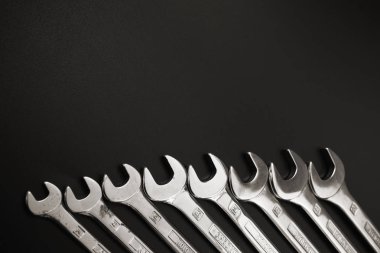 anahtar keçiboynuzu onarım ve siyah bir zemin üzerine.