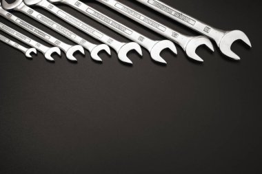 anahtar keçiboynuzu onarım ve siyah bir zemin üzerine.