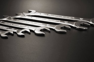 anahtar keçiboynuzu onarım ve siyah bir zemin üzerine.