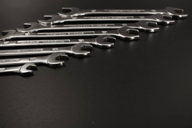 anahtar keçiboynuzu onarım ve siyah bir zemin üzerine.