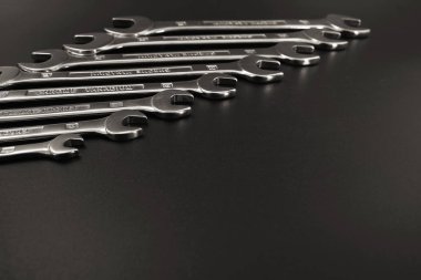 anahtar keçiboynuzu onarım ve siyah bir zemin üzerine.