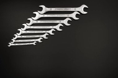 anahtar keçiboynuzu onarım ve siyah bir zemin üzerine.