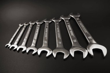 anahtar keçiboynuzu onarım ve siyah bir zemin üzerine.