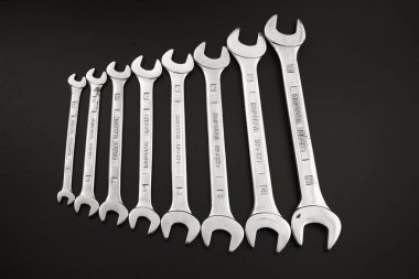 anahtar keçiboynuzu onarım ve siyah bir zemin üzerine.