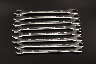 anahtar keçiboynuzu onarım ve siyah bir zemin üzerine.