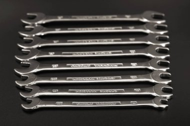 anahtar keçiboynuzu onarım ve siyah bir zemin üzerine.