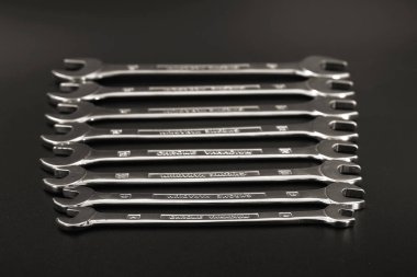 anahtar keçiboynuzu onarım ve siyah bir zemin üzerine.