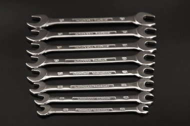 anahtar keçiboynuzu onarım ve siyah bir zemin üzerine.