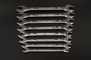 anahtar keçiboynuzu onarım ve siyah bir zemin üzerine.