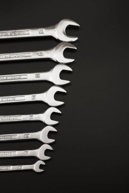 anahtar keçiboynuzu onarım ve siyah bir zemin üzerine.