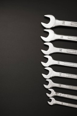 anahtar keçiboynuzu onarım ve siyah bir zemin üzerine.