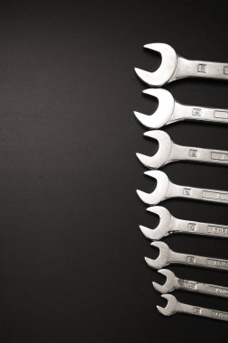 anahtar keçiboynuzu onarım ve siyah bir zemin üzerine.