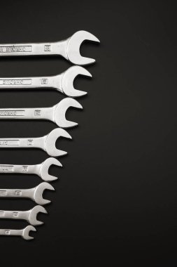 anahtar keçiboynuzu onarım ve siyah bir zemin üzerine.