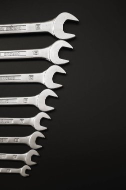 anahtar keçiboynuzu onarım ve siyah bir zemin üzerine.