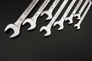 anahtar keçiboynuzu onarım ve siyah bir zemin üzerine.