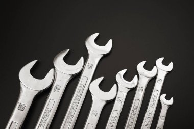 anahtar keçiboynuzu onarım ve siyah bir zemin üzerine.