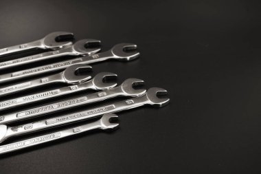 anahtar keçiboynuzu onarım ve siyah bir zemin üzerine.