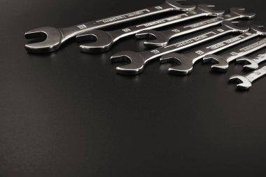 anahtar keçiboynuzu onarım ve siyah bir zemin üzerine.