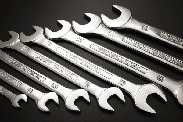 anahtar keçiboynuzu onarım ve siyah bir zemin üzerine.