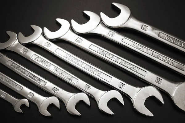 anahtar keçiboynuzu onarım ve siyah bir zemin üzerine.