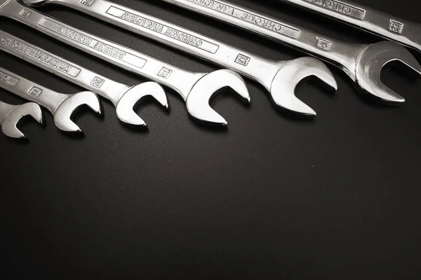 anahtar keçiboynuzu onarım ve siyah bir zemin üzerine.