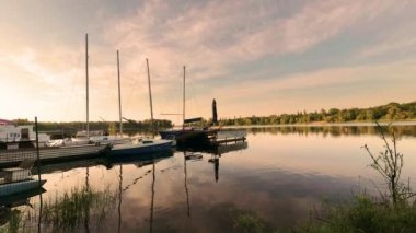 Gomel, Belarus. şafak iskelede Yatlar.