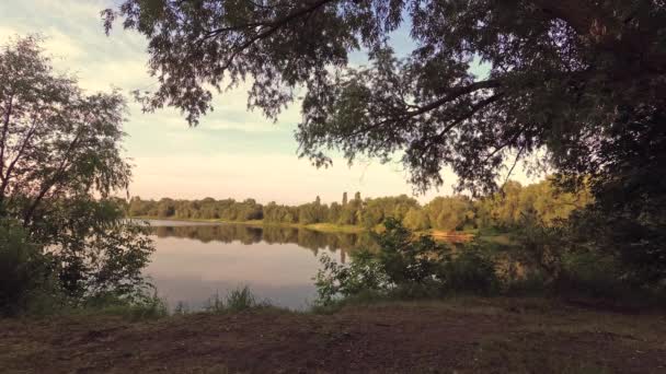 Meu Deus, Belarus. vista panorâmica do lago ao amanhecer . — Vídeo de Stock