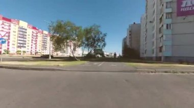 Gomel, Belarus - 20 Haziran 2018: şehirde bisiklet yolu boyunca yürüyüş.