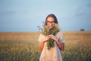 papatya ve Peygamber alanında bir buket ile kız