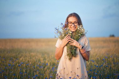 papatya ve Peygamber alanında bir buket ile kız