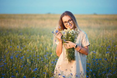papatya ve Peygamber alanında bir buket ile kız