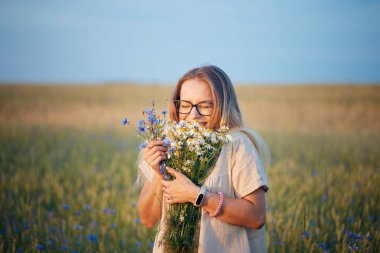 papatya ve Peygamber alanında bir buket ile kız