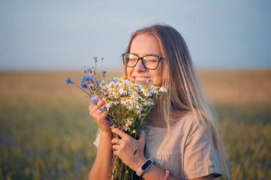 papatya ve Peygamber alanında bir buket ile kız