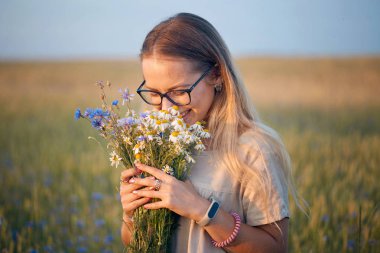 papatya ve Peygamber alanında bir buket ile kız