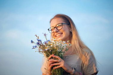 papatya ve Peygamber alanında bir buket ile kız