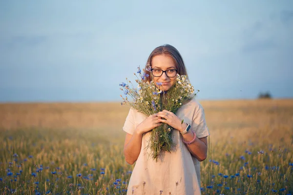 papatya ve Peygamber alanında bir buket ile kız