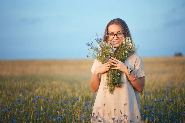 Menina Com Buquê Margaridas Flores Milho Campo — Fotografia de Stock