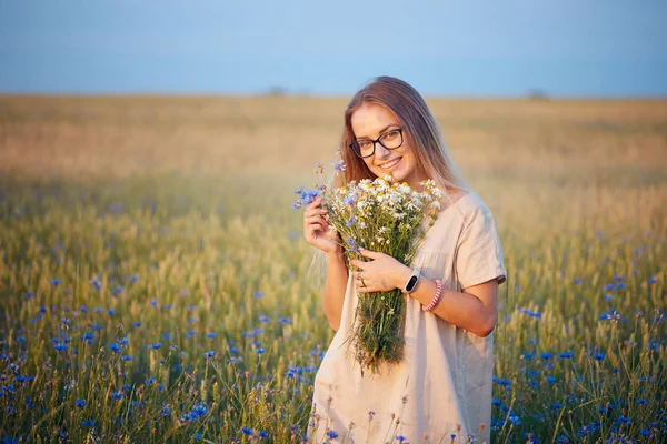 papatya ve Peygamber alanında bir buket ile kız