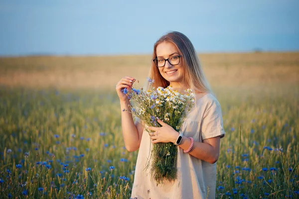 papatya ve Peygamber alanında bir buket ile kız