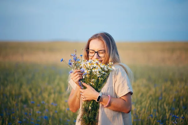 papatya ve Peygamber alanında bir buket ile kız
