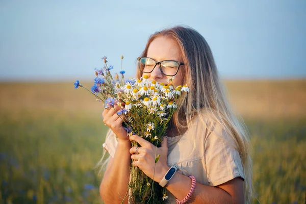 papatya ve Peygamber alanında bir buket ile kız